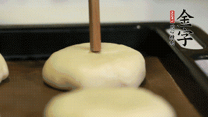 【包月餅】2．收口向下放在案板上，輕輕將月餅坯按扁，用筷子點(diǎn)紅點(diǎn)做裝飾?？鞠漕A(yù)熱至170℃，月餅放在中下層，烤17分鐘左右。