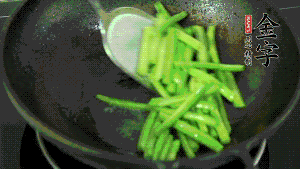 鍋中倒油，油溫7成熱時(shí)，放入四季豆煸炒至變色，然后放入香腸均勻翻炒，加少許清水燜煮1分鐘。