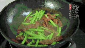 然后再加入鮮蓮子一起翻炒，至熟后加少許鹽調(diào)味就可以了。