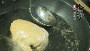 鴿子去毛和內(nèi)臟，處理干凈。大火燒開鍋中的水，放入鴿子汆燙3分鐘，撇清血沫，撈出備用。（為了保證湯色純正，肉類在煲制前要先去除殘留的血水，煲湯時(shí)一定要冷水下鍋，這樣肉里的蛋白質(zhì)才可以充分地溶解到湯里，湯的味道才會(huì)鮮美。）