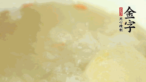 然后再放紅棗、枸杞，調(diào)和湯品味道，小火燉煮1小時(shí)。