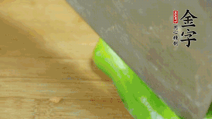 大蒜切成小段，青椒去籽滾刀切成塊。