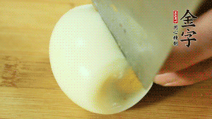 煮面條的同時(shí)把雞蛋煮好。