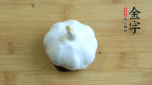 大蒜切成蒜末。（先把大蒜拍扁后，再切碎會容易很多。）