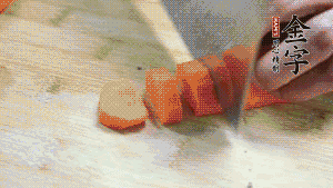 食材洗凈后，胡蘿卜切成塊，鮮香菇切成十字花刀備用。