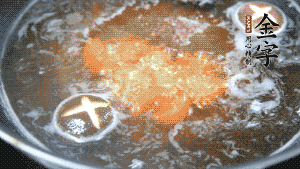 將烏冬面放入調(diào)好味的面湯中一起煮熟。（選擇烏冬面的原因，第一是因?yàn)椴锁B也能很好地做出成品，而不用擔(dān)心會(huì)糊鍋或者黏在一起；第二是因?yàn)榘咨拿鏃l，在夏天看起來更有食欲。）