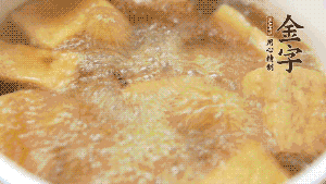 另起一個湯鍋，倒入適量清水，加入炸好的豆腐塊。待水沸騰后，加入臘肉，用生抽、料酒、火腿高湯調(diào)味。燉煮至臘肉熟透，加辣椒圈增加點辣味。（調(diào)料可以根據(jù)個人口味適當調(diào)整，火腿高湯能夠讓湯汁更加層次豐富。）