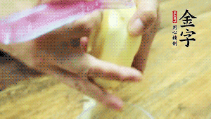 將食材洗凈，茄子、土豆切滾刀塊。