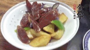 加少量生抽、鹽、糖、雞精調(diào)味，炒熟出鍋即可。