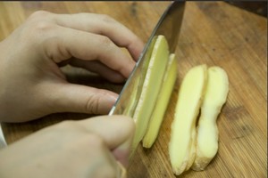 火腿切片，生姜切片。