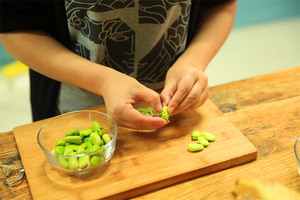 蠶豆剝除外殼，剩下嫩嫩的蠶豆。