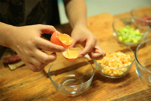 雞蛋蛋白和蛋黃分開(kāi)，把蛋黃打散。