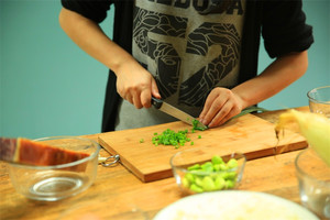 當(dāng)然，如果你愛(ài)吃蔥，可以切點(diǎn)蔥花加入。