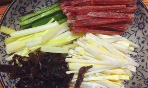 黑木耳泡發(fā)，黑木耳、韭黃、雷筍、青椒切成絲。