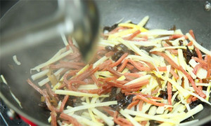 起油鍋，蒜茸煸香，倒入所有食材，加料酒翻炒至熟即可。