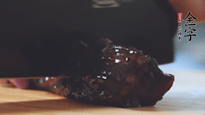 金字風(fēng)味醬肉切小塊。