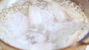 五花肉切塊，加姜片焯水備用。