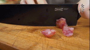 【餡料】3.金字土香腸、香菇切小丁。