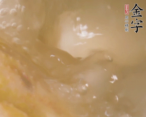 沸騰后撈出蔥結(jié)，小火燉45分鐘，加山藥再燉15分鐘。