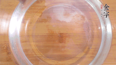 金字火腿切小片，浸泡5分鐘。