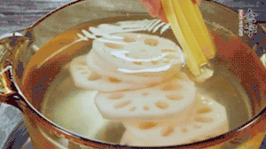 把藕和土豆焯水至八成熟，盛出瀝干水分。