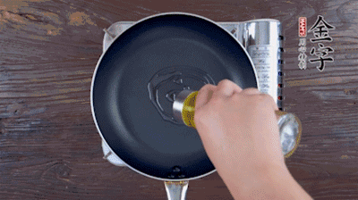 魚(yú)頭對(duì)開(kāi)，洗凈瀝干。鍋中加油，把魚(yú)頭兩面煎至金黃色，期間加蔥姜，每面約需時(shí)2-3分鐘。