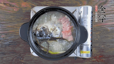 放豆腐、海鮮菇繼續(xù)中小火煮5分鐘。