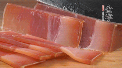 金字火腿切片，溫水浸泡5分鐘。