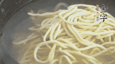 面條煮熟過涼水備用。