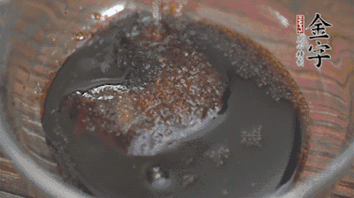 調(diào)配醬汁：耗油、生抽、老抽、糖、鹽、清水攪拌均勻。