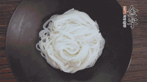 依次放入黃瓜絲、花生米、燙熟的豆芽、麻辣香腸、香菜、擺盤即可。