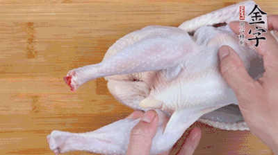 菌菇分別冷水泡發(fā)。雞處理干凈后剁成小塊，放水中浸泡半小時(shí)去血水。