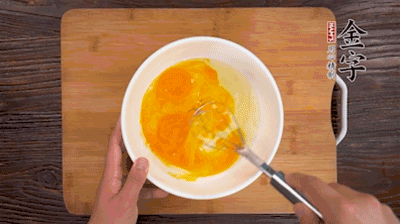 雞蛋加鹽、料酒打散后，加1.5倍溫水?dāng)嚢杈鶆颉?>
					</div>
					<span>步驟 2/5</span>
					<p>雞蛋加鹽、料酒打散后，加1.5倍溫水?dāng)嚢杈鶆颉?/p>
				</li><li>
					<div   id=