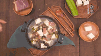 出鍋前撒蔥花。