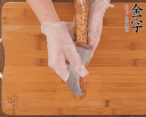 山藥去皮切滾刀塊，熱水汆燙30秒，撈出冷水浸泡。