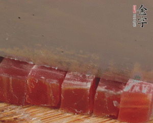 金字火腿切丁，春筍剝殼切丁，豌豆剝粒。