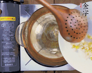 春筍丁焯水，1分鐘后加火腿丁一同汆燙1分鐘。