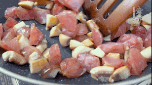 【餡料】4.鍋中油8成熱時(shí)，依次放入菌菇丁、香腸丁，適當(dāng)放點(diǎn)糖調(diào)味，炒熟。