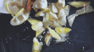 將淡咸肉、春筍、五花肉一起放入鍋中。