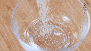 制作醬汁：1湯匙蠔油、1湯匙涼開(kāi)水、2湯匙生抽、1/2湯匙白砂糖、少許辣椒圈。