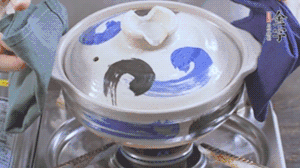 每隔30s將鍋傾斜一側(cè)。（受熱更均勻，鍋巴更噴香）