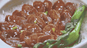 燜好后放入小青菜，均勻淋上醬汁，撒上蔥花或芝麻即可。