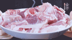 新鮮羊肉冷水入鍋，加姜片、清水焯水，除去血沫。