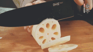 蔬菜清洗干凈切片。