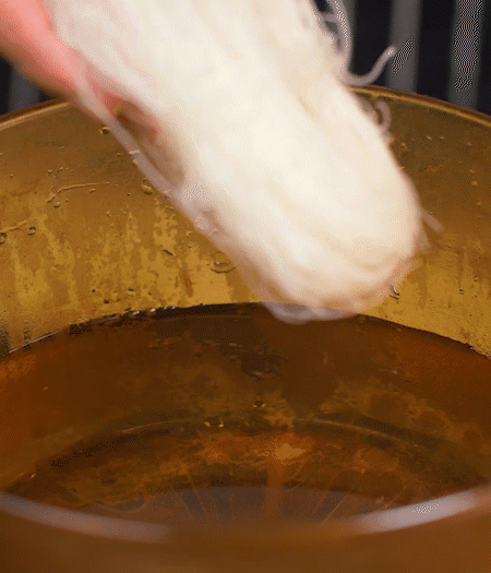 選用鮮嫩蠶豆，剝?nèi)ネ鈿ち粝露姑紫磧?，掰開(kāi)成兩瓣。