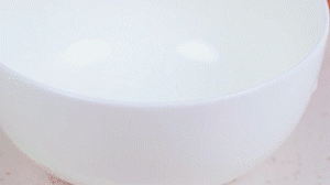 香腸切片，南瓜洗凈去皮切小塊，洋蔥切絲，米淘洗干凈備用。