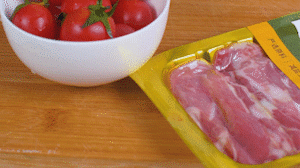 洋蔥、土豆切丁塊，火腿切小片，小番茄對半切開。