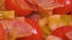 接著放入土豆和洋蔥，翻炒兩分鐘斷生。