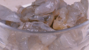 蝦去殼去蝦線，加姜絲、鹽腌制15分鐘，微煎1分鐘備用。