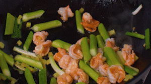 加入煎好的蝦仁，XO醬，以適量鹽、糖進(jìn)行調(diào)味翻炒。